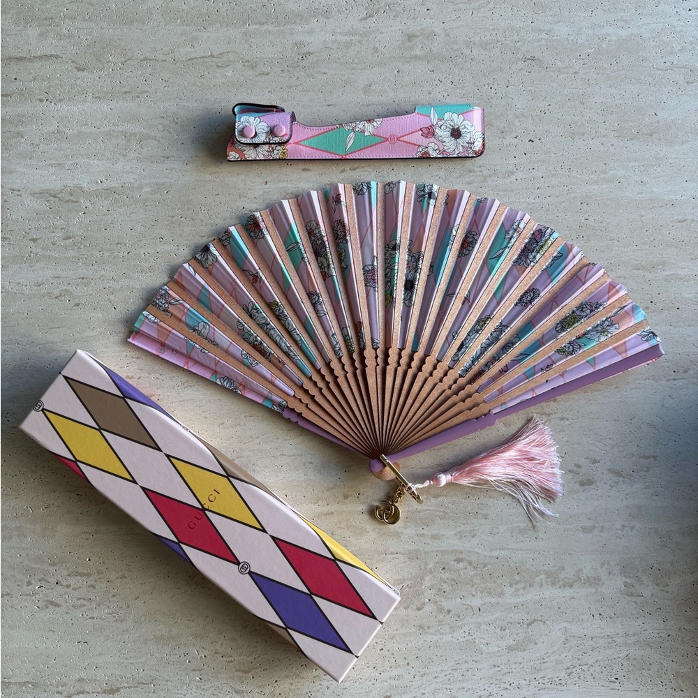 NWB Gucci Floral Hand Fan with Holder 🪭🌸